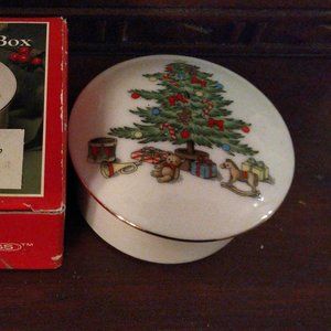 Christmas fine china 3.5" trinket box.